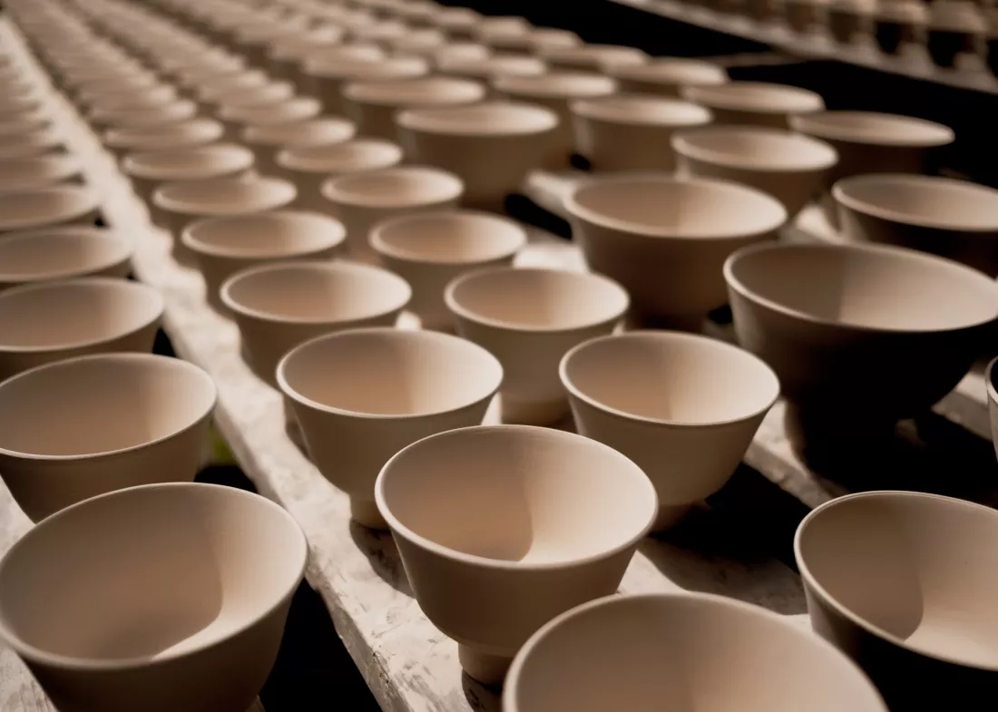 Linia produkcyjna kubkow ceramicznych w zakladzie