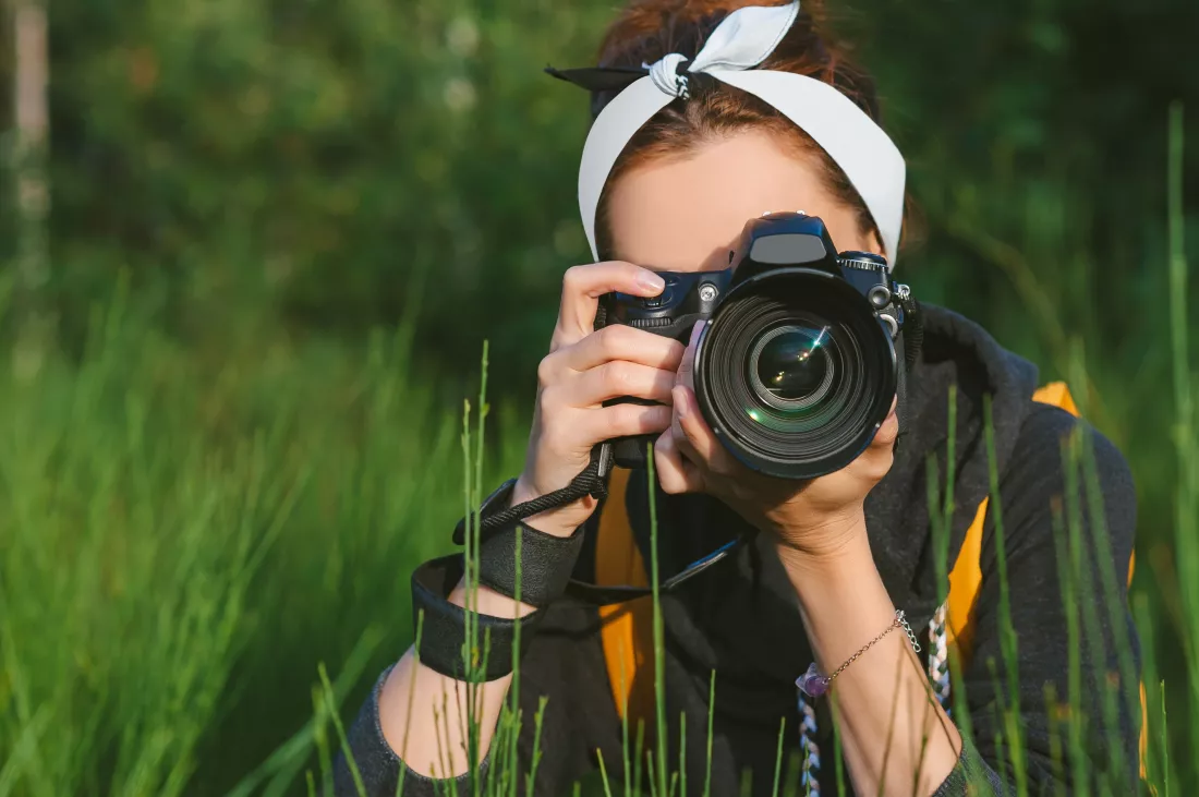 Dziewczyna fotografuje przyrodę