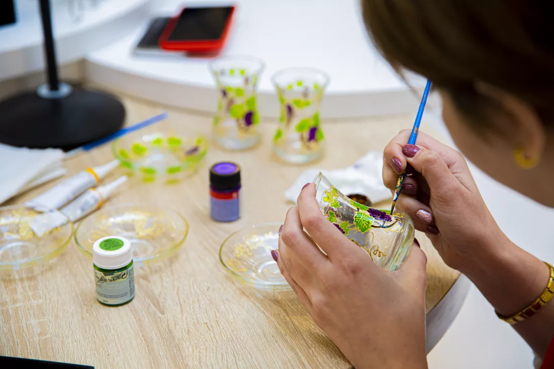 master-decorating-tea-glass-with-acrylic